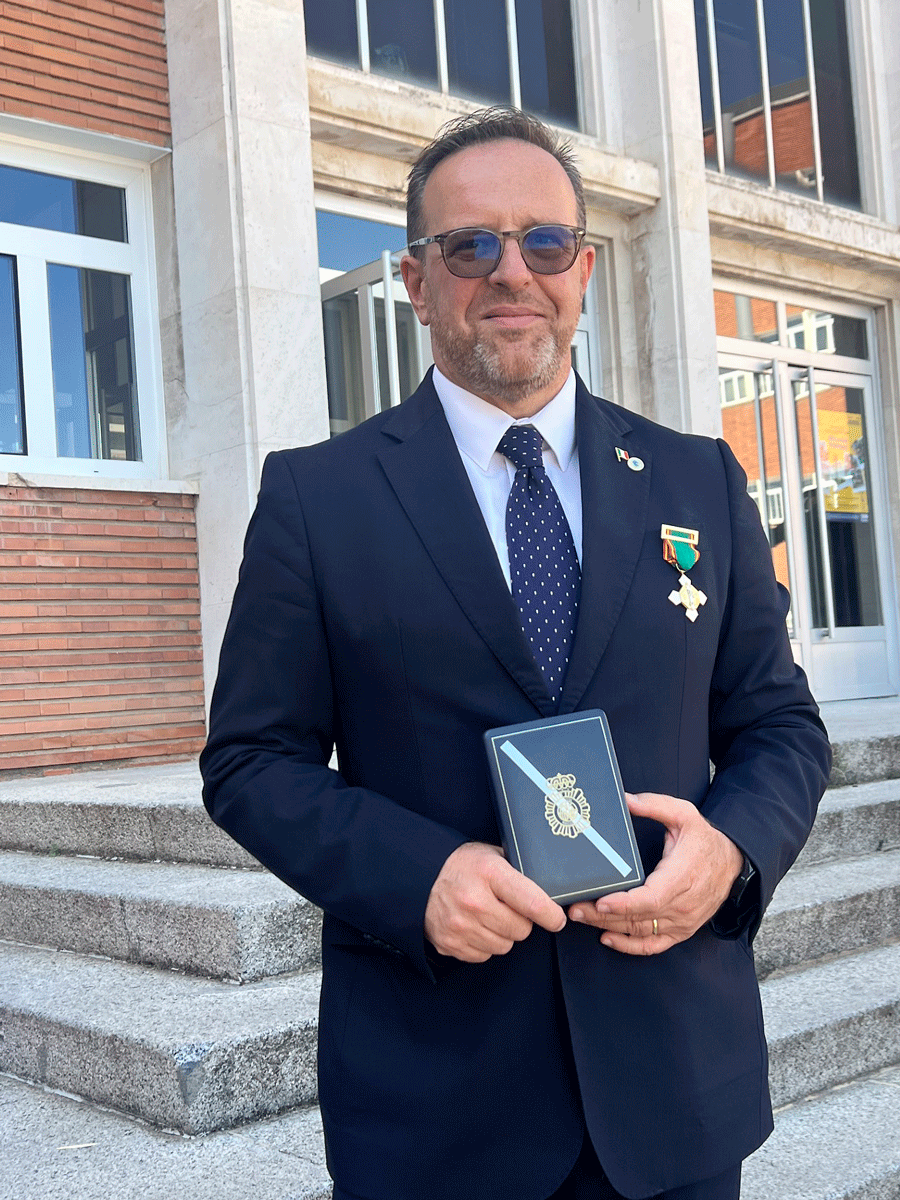 Claudio Marinelli (INTERPOL) recibe la Cruz con Distintivo Blanco del Gobierno de España por su excepcional servicio