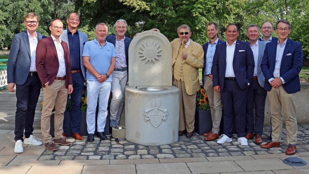 La Cúpula Directiva de Merkur conmemora los 90 años de Paul Gauselmann con regalos para el Castillo Benkhausen