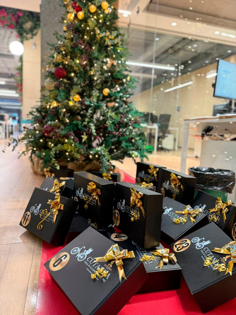 Emotiva inaugura la Navidad en la oficina con un Calendario de Adviento para su equipo