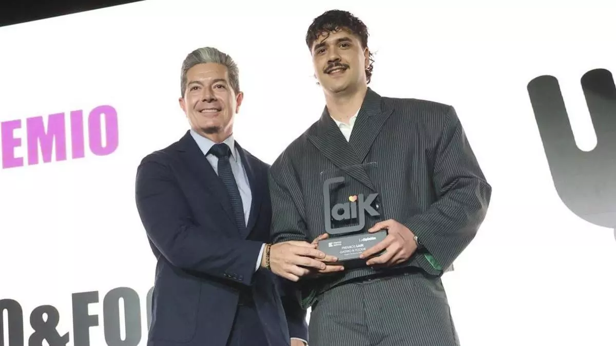 Pedro García Cuestas, de Grupo Orenes, protagoniza una destacada aparición en los Premios Laik con la entrega del galardón Gastro & Foodie