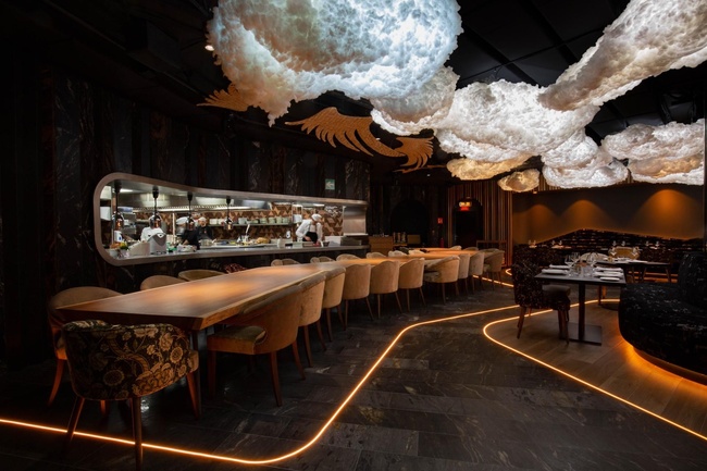 UNNIC incorpora una escultura de madera de 11,5 metros en el corazón de su restaurante
FOTOS